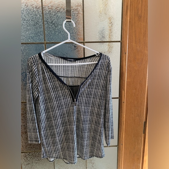 GEORGE V NECK TOP 19”-21” PTP - Picture 3 of 4